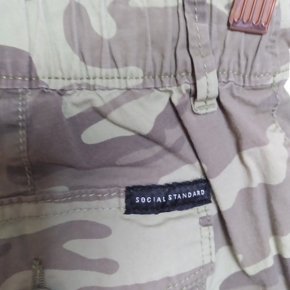 Social Standard by Sanctuary Green Camo Hero Utility Shorts Size Medium - Picture 9 of 15